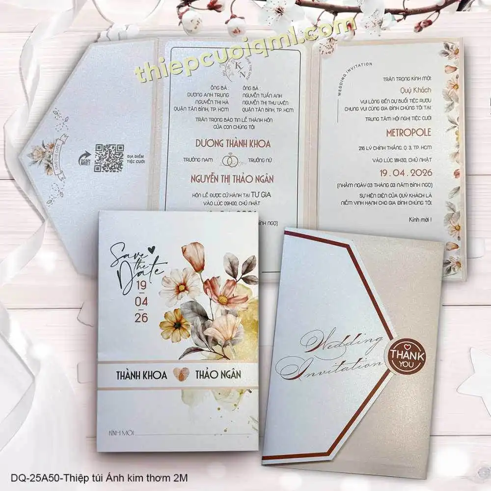 thiệp cưới gấp 4 giá rẻ giấy ánh kim 50