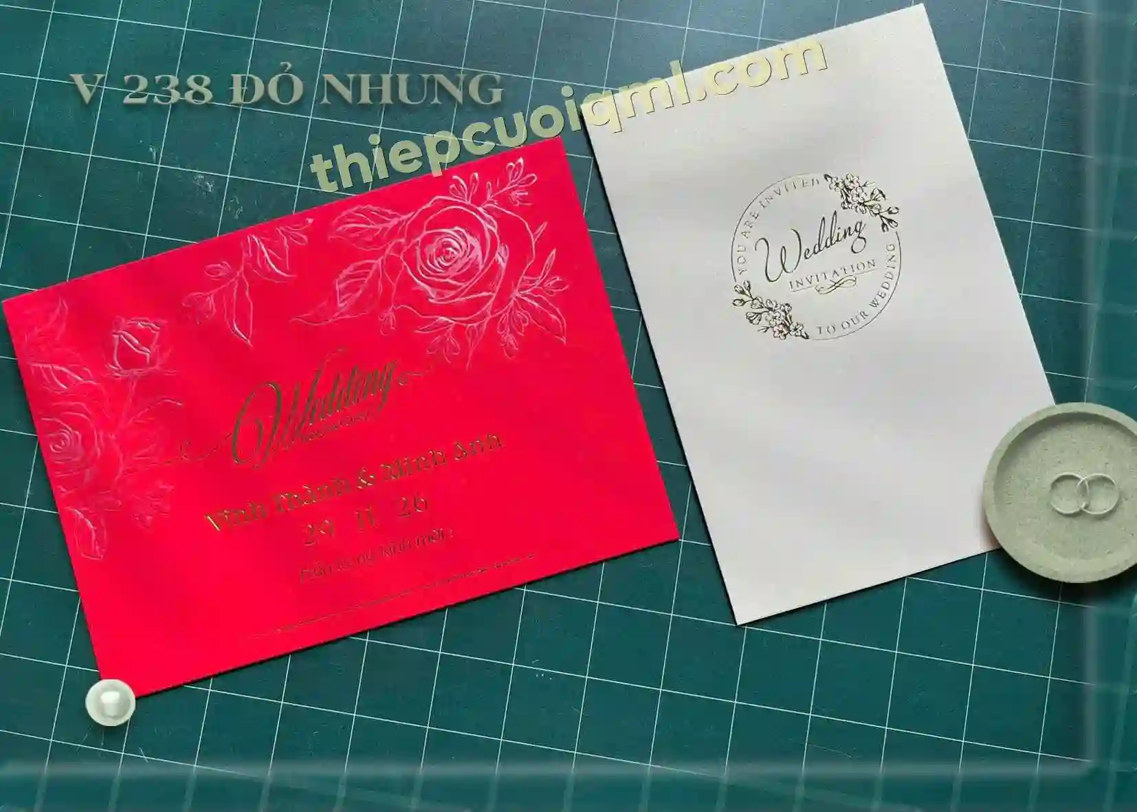 Thiệp cưới giấy ánh kim V238 màu đỏ nhung